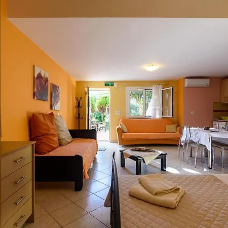 Apartment Garden Retreat - Sunny Master *