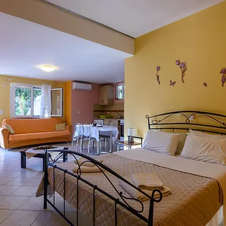 Garden Retreat - Sunny Master Apartment Kyparissia
