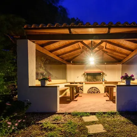 Garden Retreat - Sunny Master Apartment *