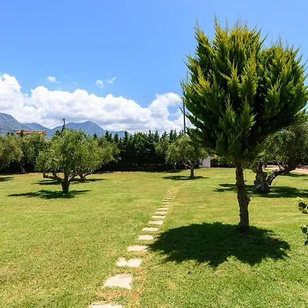 Garden Retreat - Sunny Master Apartment Kyparissia